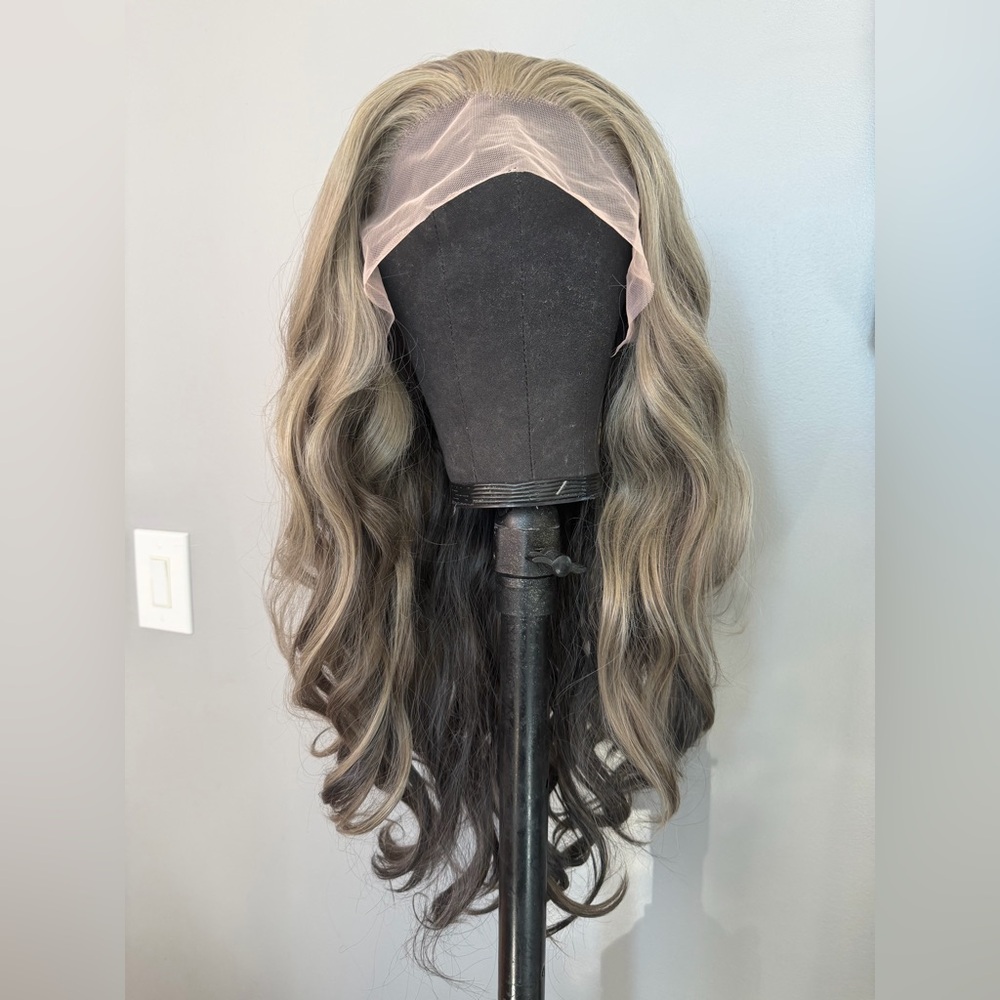 Brand new 13x2 tonal brunette and blonde synthetic wig. 22 inches. Gorgeous